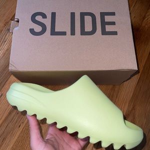 YEEZY SLIDE ADULTS SIZE 6